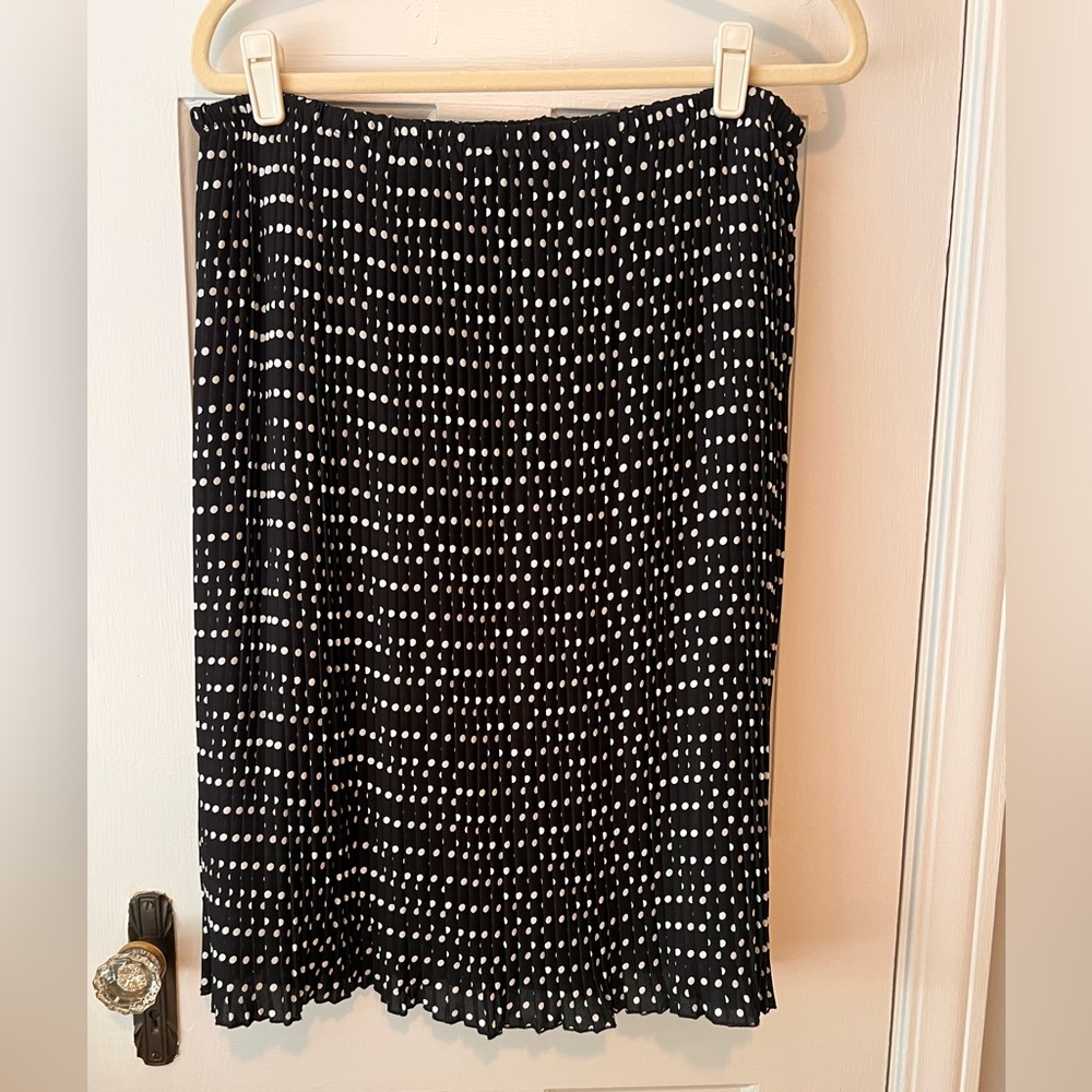 Polka dot, soft pleated, lined skirt by English Laundry. Size Medium